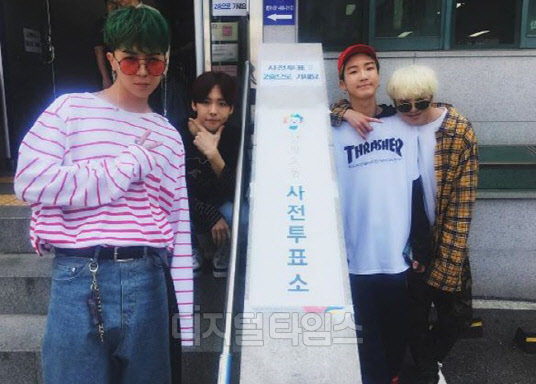 아이돌 그룹 위너의 멤버 송민호(왼쪽부터), 김진우, 이승훈, 강승윤이 지난 5일 경기도 고양시 일산동구 장항2동 사전투표소를 방문해 투표를 마친 뒤 인증 사진을 찍고 있다. <인스타그램 캡처>